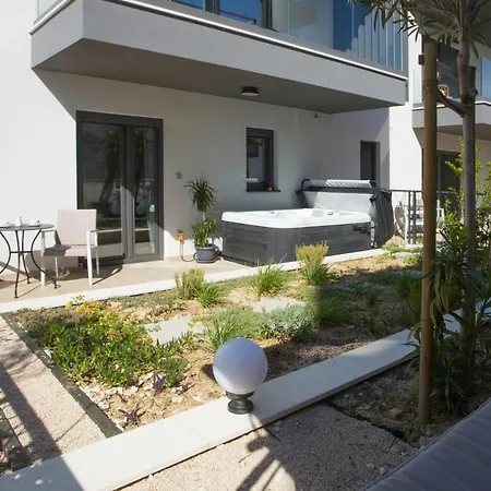 Apartment And Hot Tub *