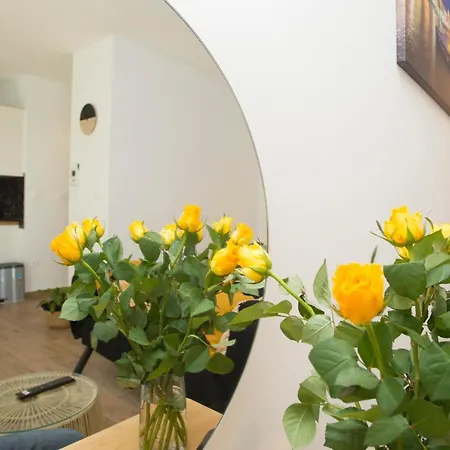 And Hot Tub ספליט