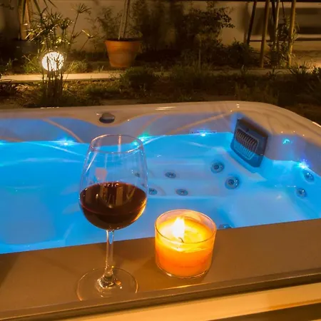 And Hot Tub ספליט