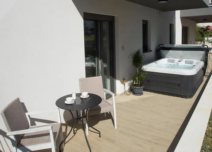 And Hot Tub Apartman